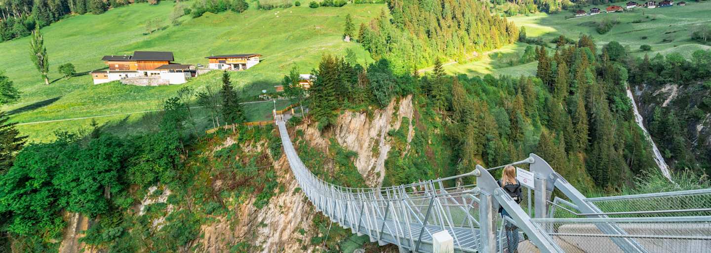 Hoch hinaus geht es über die Hängebrücke über die Isel.