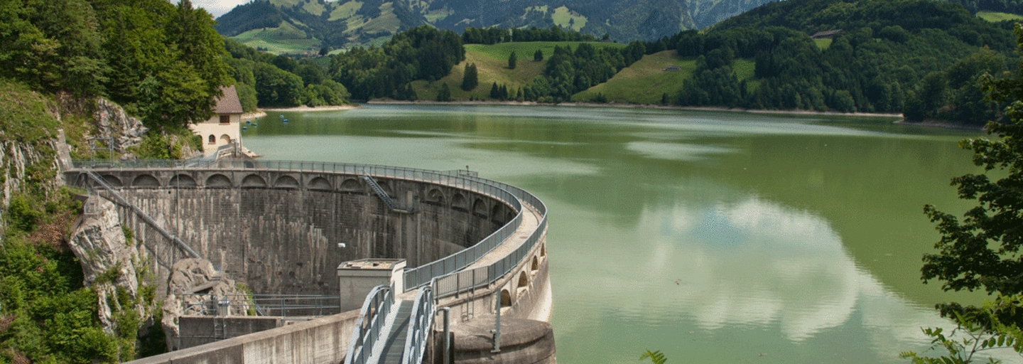 Blick über den Lac de Montsalvens während der Wanderung durch die Jaumbachschlucht