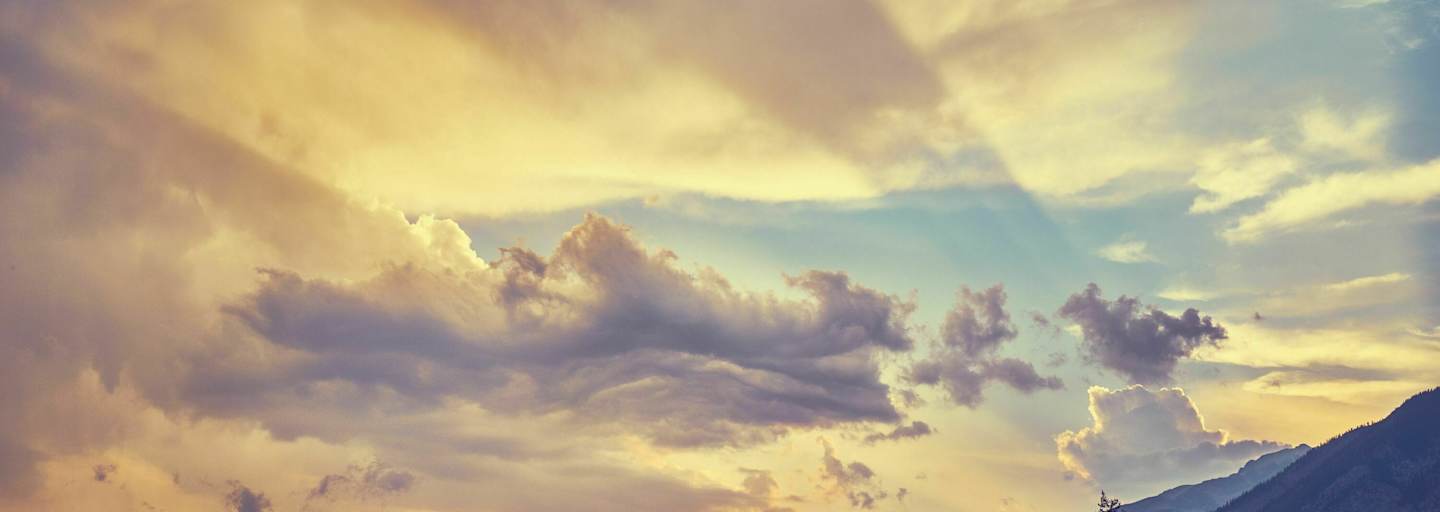 Wolken in den Bergen