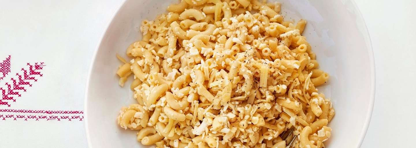 Chäshörnli serviert mit einem Bier.