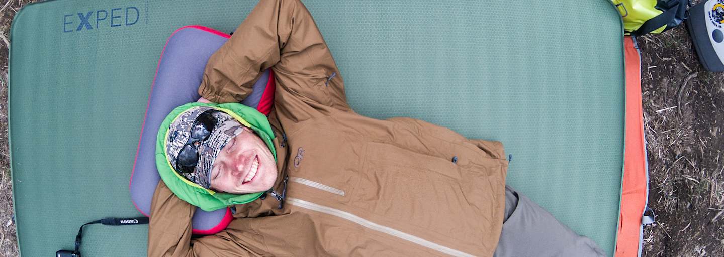 Mann auf Matte schläft outdoor exped