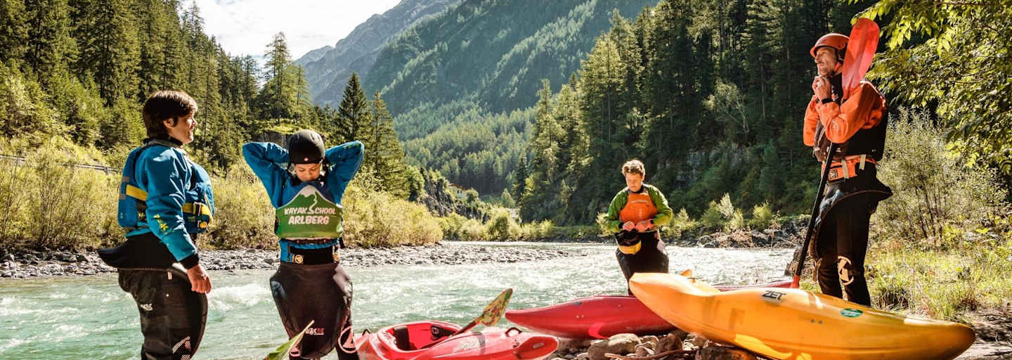Kajakfahrer am Ufer der Lech