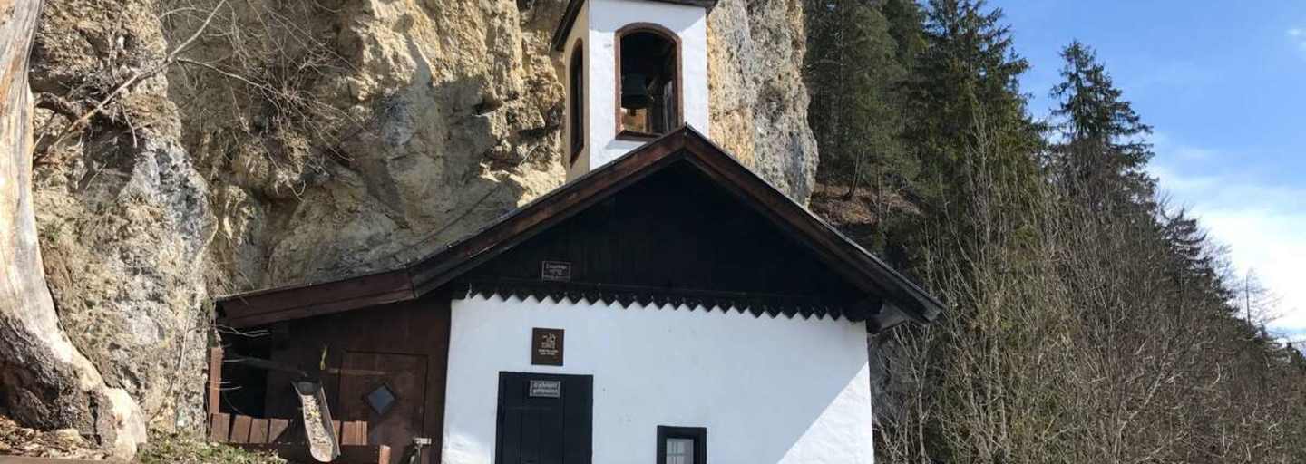 Die Einsiedelei St. Georg klebt am Felsen fest