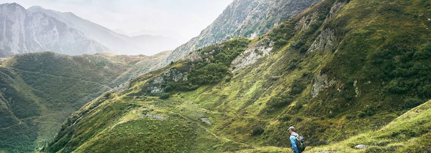 Malerische alpine Landschaften begleiten die Wanderer beim Höhenweg
