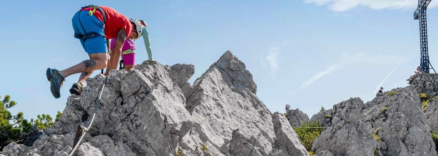 Kletterer am luftigen Gipfelgrad