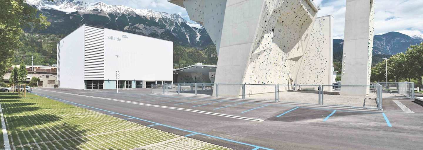 Das Kletterzentrum Innsbruck ist schon von außen riesig.