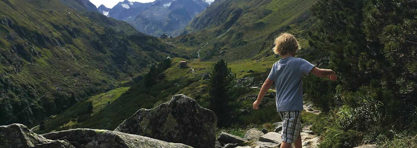 Wandern in Tirol: Kind beim Zustieg zur Franz-Senn-Hütte in Tirol