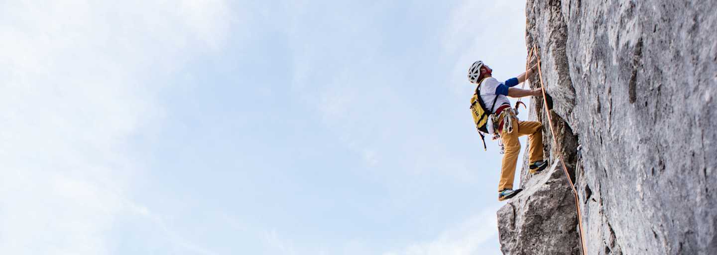 Jürgen Reinmüller hängt hoch oben in der Steilwand.