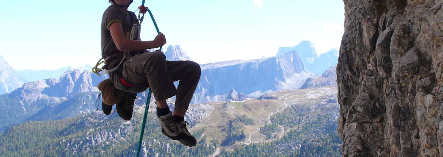 Kind beim Klettern am Fels