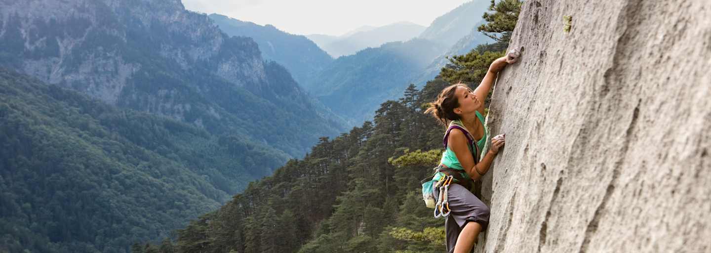 Christine Wu klettert in luftiger Höhe.