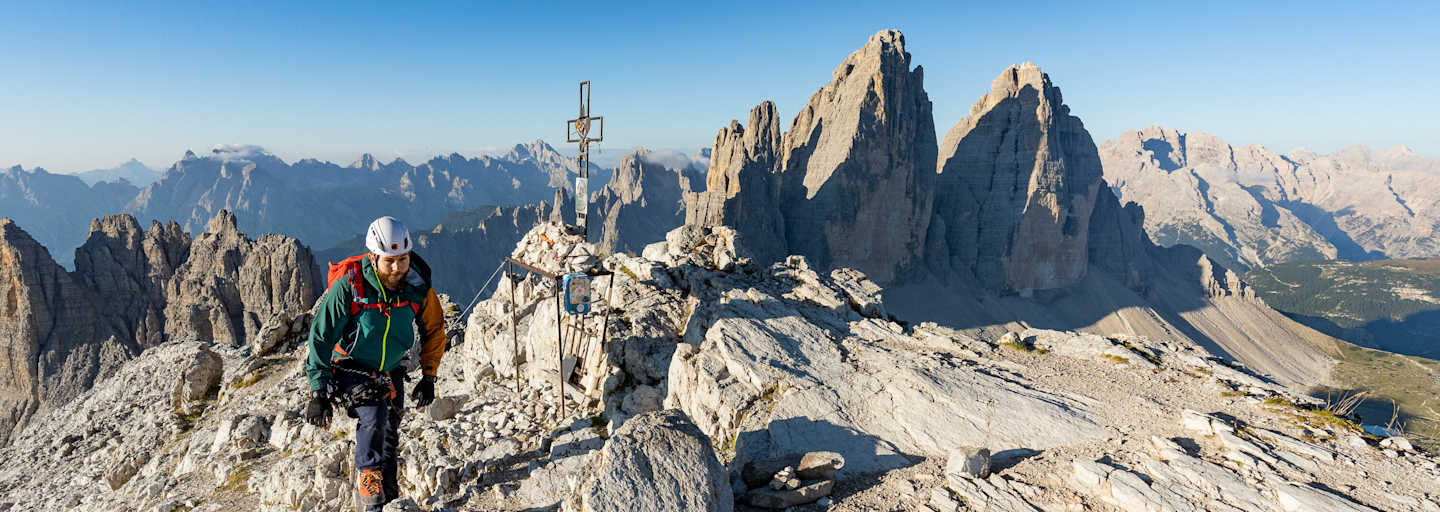 Bergsteiger am Gipfel des Paternkofels