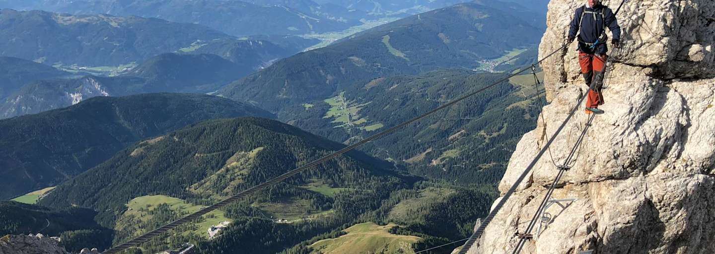 Über die schwebende Seilbrücke hinauf zum Gipfel des Koppenkarstein