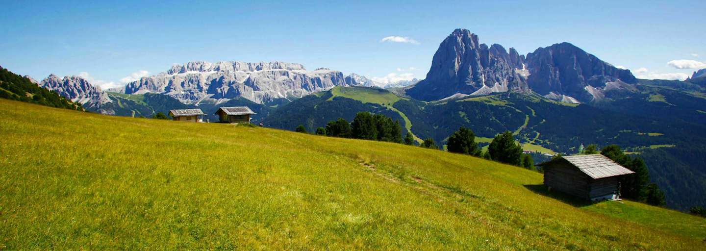 Wandern in Südtirol: Blick auf Lang- und Plattkofel in den Dolomiten