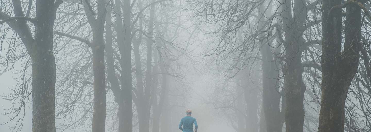 Läufer bei Nebel im Park