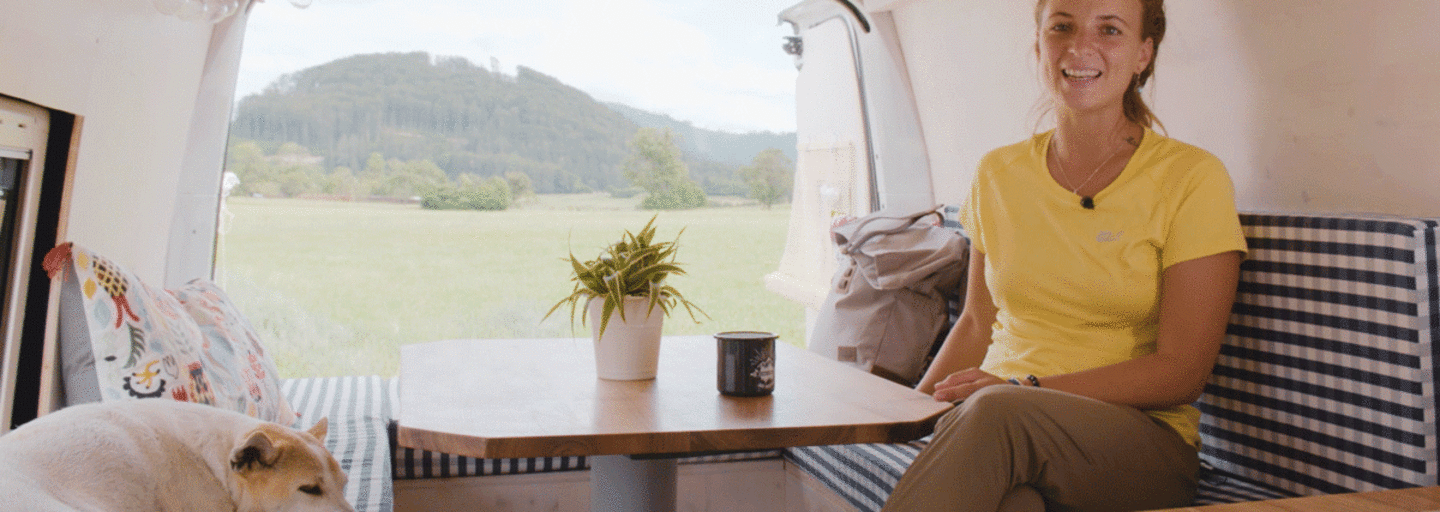 Laura und ihr Hund Venus im Camperbus Vanda