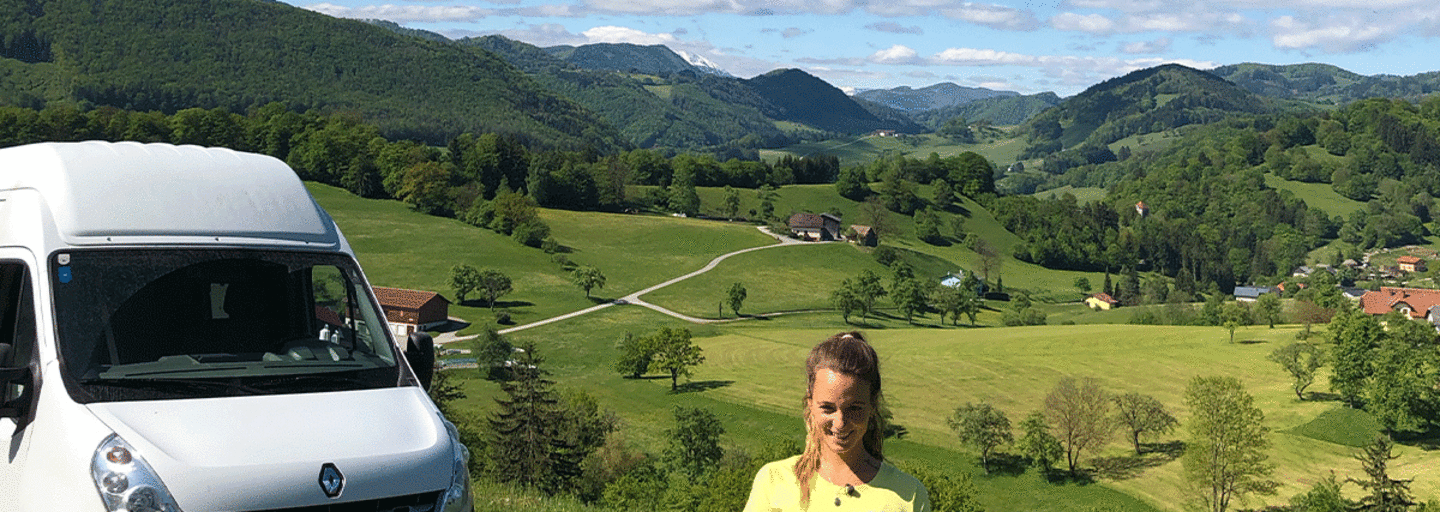 Laura Horvat und Vanda der Bergwelten-Bus