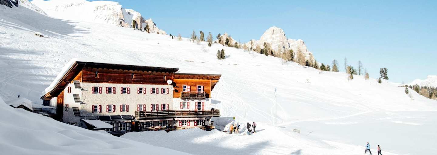 Die Hütte eingebettet in die Schneelandschaft