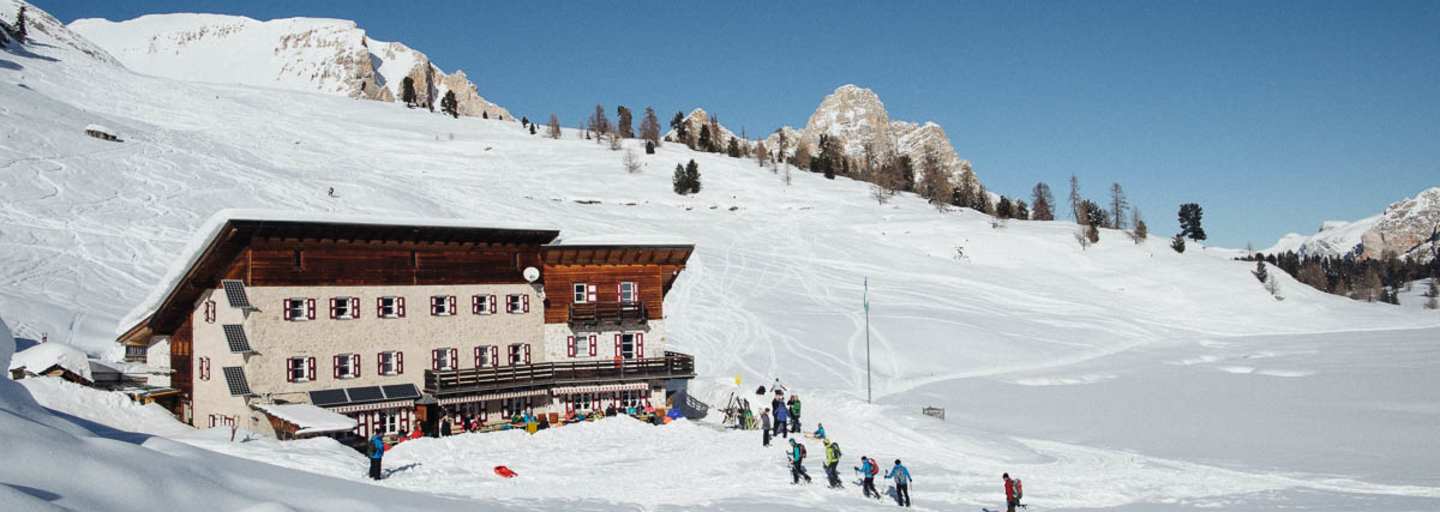 Die Lavarellhütte (2.045 m) inmitten des Naturparks Fanes-Sennes-Prages