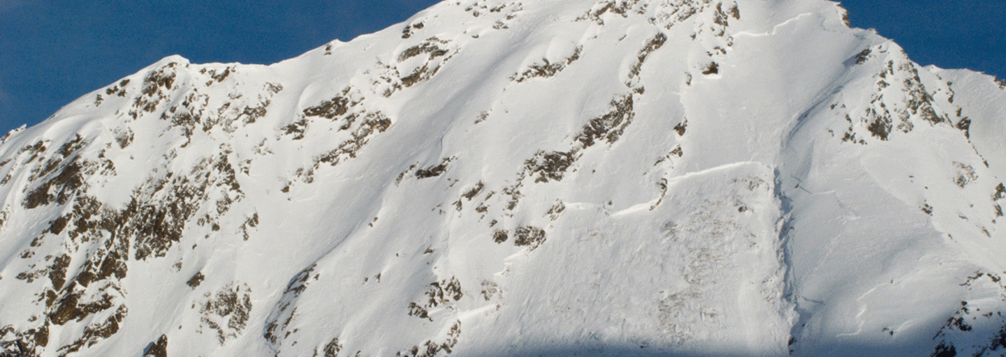 Große Schneebrettlawinen wie hier, am Gamskogel (2.659 m) in den Stubaier Alpen vergangenen Jahres, sind aktuell nicht auszuschließen 
