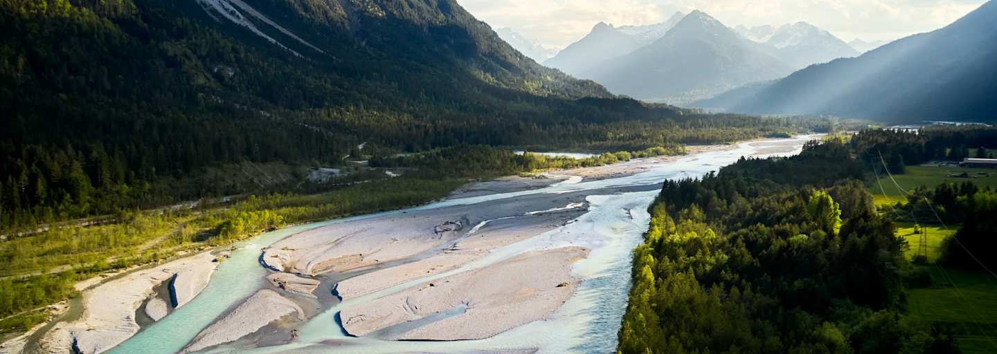 Der Lech mit seinen weiten Schotterbänken