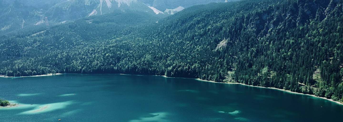 Der unverkennbare Eibsee unterhalb der Zugspitze