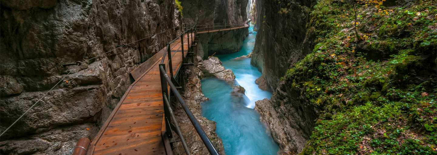 Über Holzplanken und schmale Stege durch die Geisterklamm bei Mittenwald, Bayern