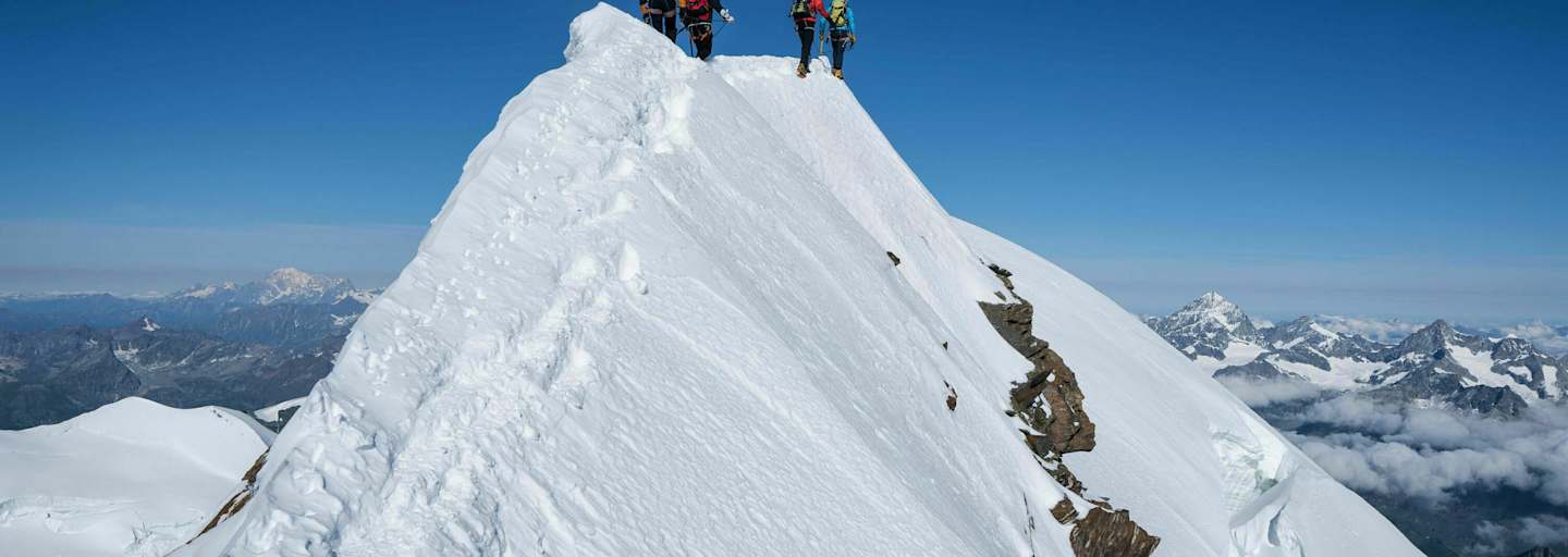 Überschreitung: Bergsteiger am Grat des Liskamms im Walliser Grenzkamm