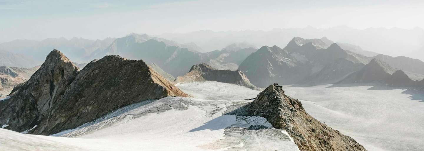 Die Ötztaler Alpen weisen noch gigantische Gletschermassen auf.