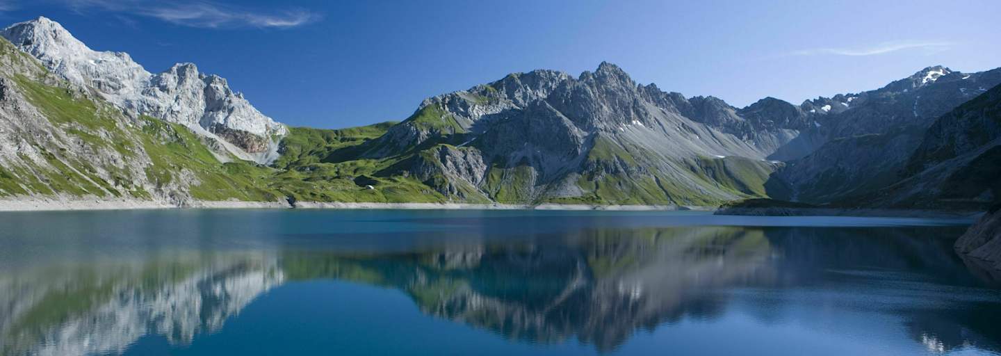 Der Lünersee im Brandnertal lockt mit seinem türkisblauen Wasser und unzähligen Wanderwegen
