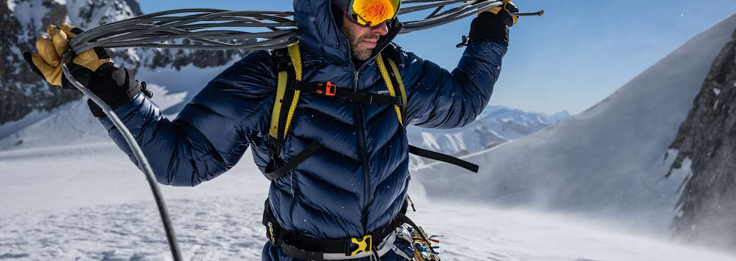 Mann am Berg mit LA sportiva Jacke beim Klettern im Schnee