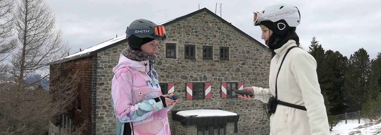 Zwei Schülerinnen üben den LVS-Check