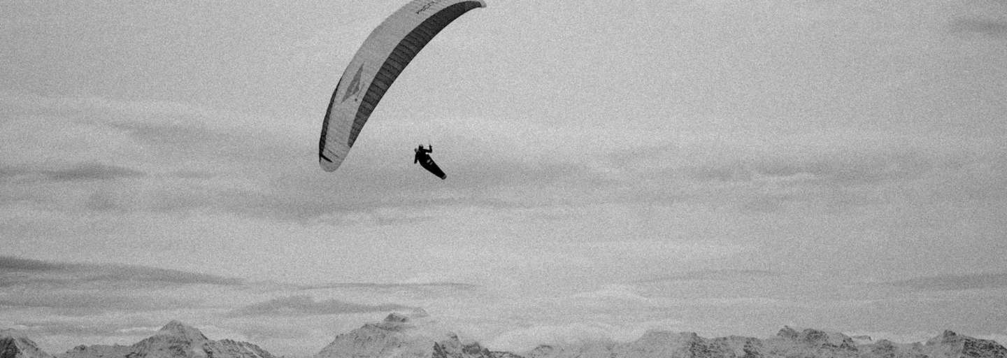 „The Eagle“ Chrigel Maurer bei seiner Leidenschaft, dem Paragleiten.