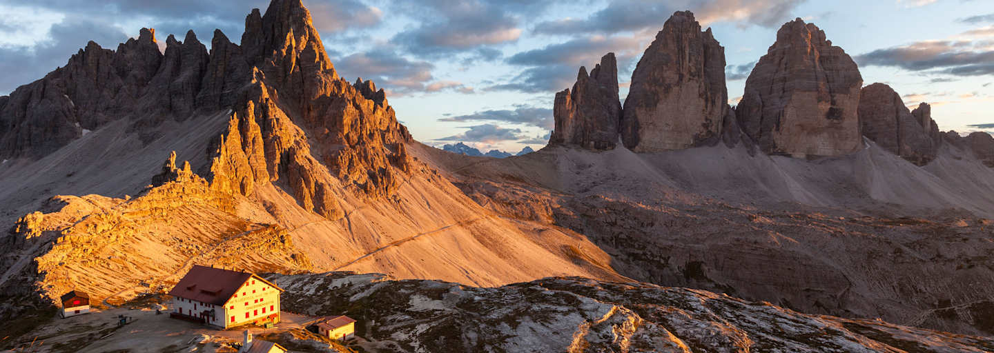 Drei Zinnen Hütte (2.405 m) in den Dolomiten