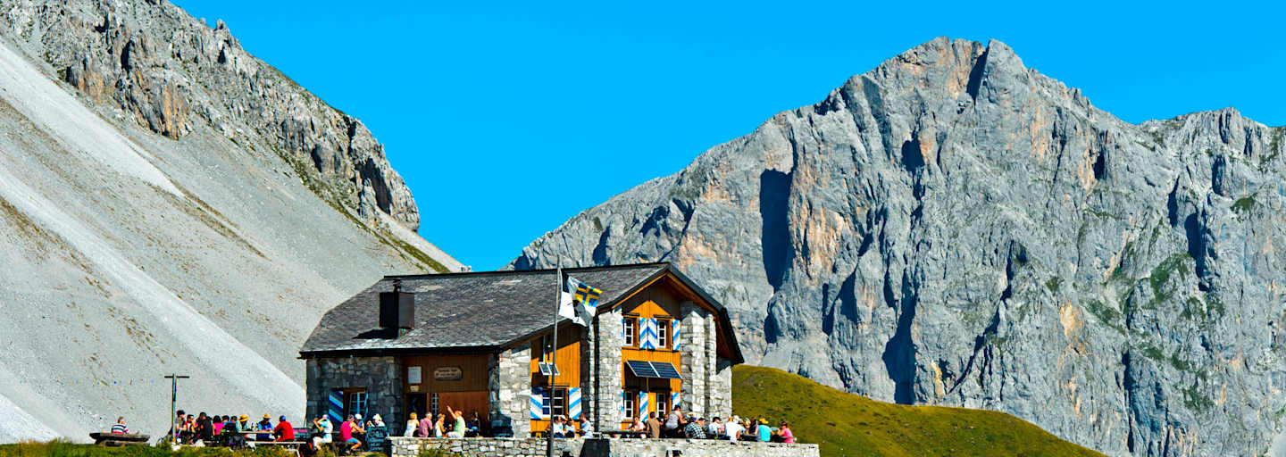 Die Carschinahütte (2.236 m) im Rätikon