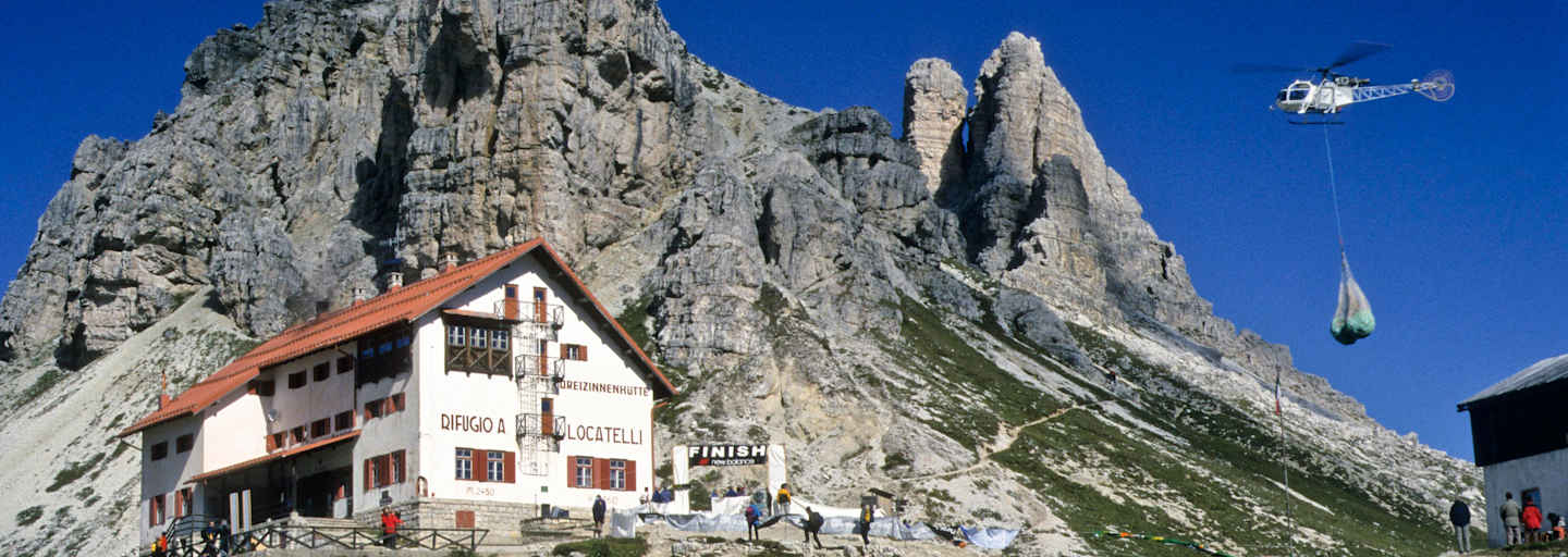 Dreizinennhütte Dolomiten Hubschrauber Materialtransport
