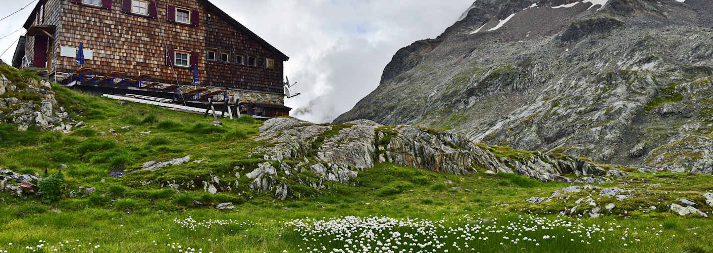 Die Adolf-Nossberger-Hütte (2.488 m) in der Kärntner Schobergruppe