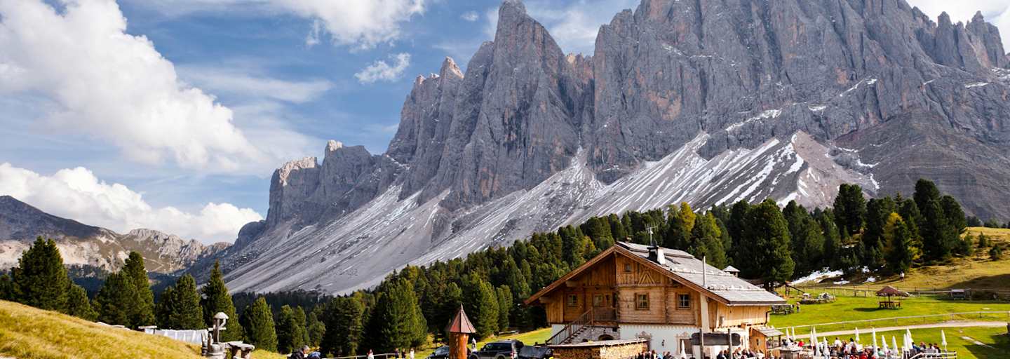 Geisleralm mit Sass Rigais im Hintergrund