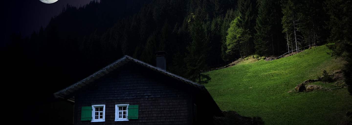 Berghütte bei Vollmond