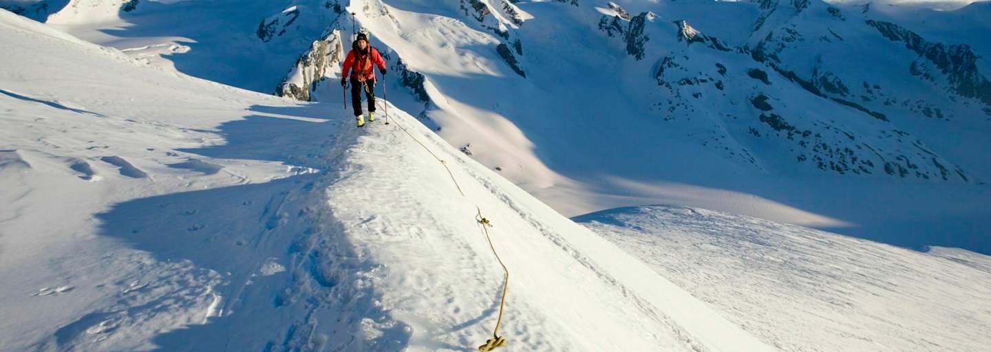 Skihochtour im Aufstieg mit Seil am Aletschgletscher, Wallis, Schweiz