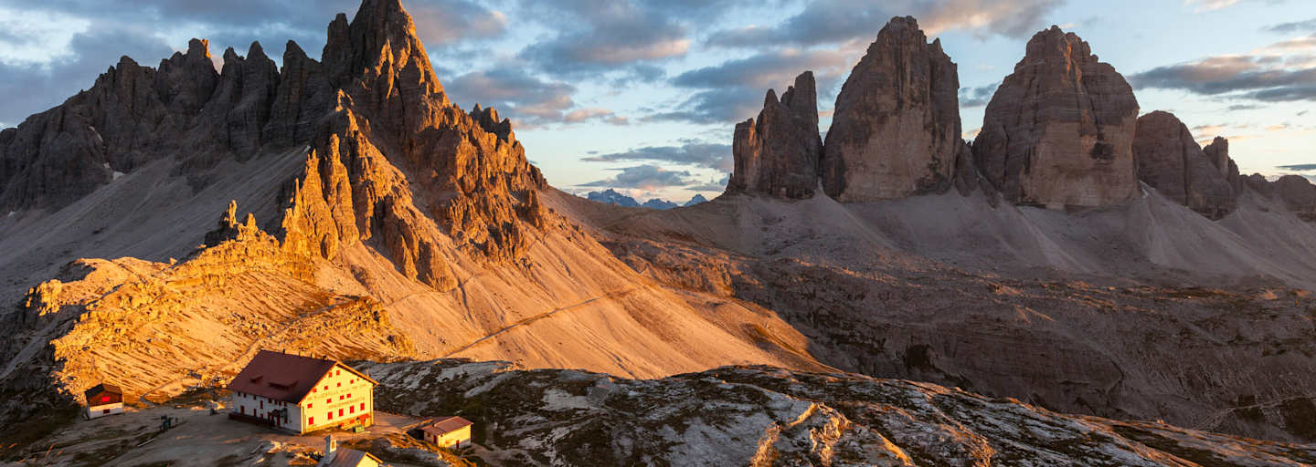 Die Drei Zinnen Hütte (2.405 m) am Fuße des Paternkofels
