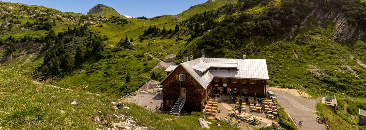 Die Freiburger Hütte (1.931 m) in Vorarlberg