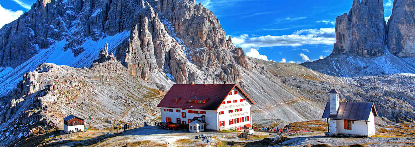 Die Drei Zinnen Hütte auf 2.405 m in den Dolomiten 