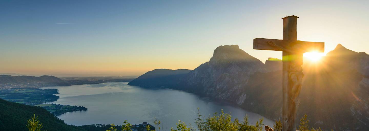 Sonnenuntergang am Gipfel des Kleinen Sonnstein (923 m) oberhalb des Traunsees, Oberösterreich