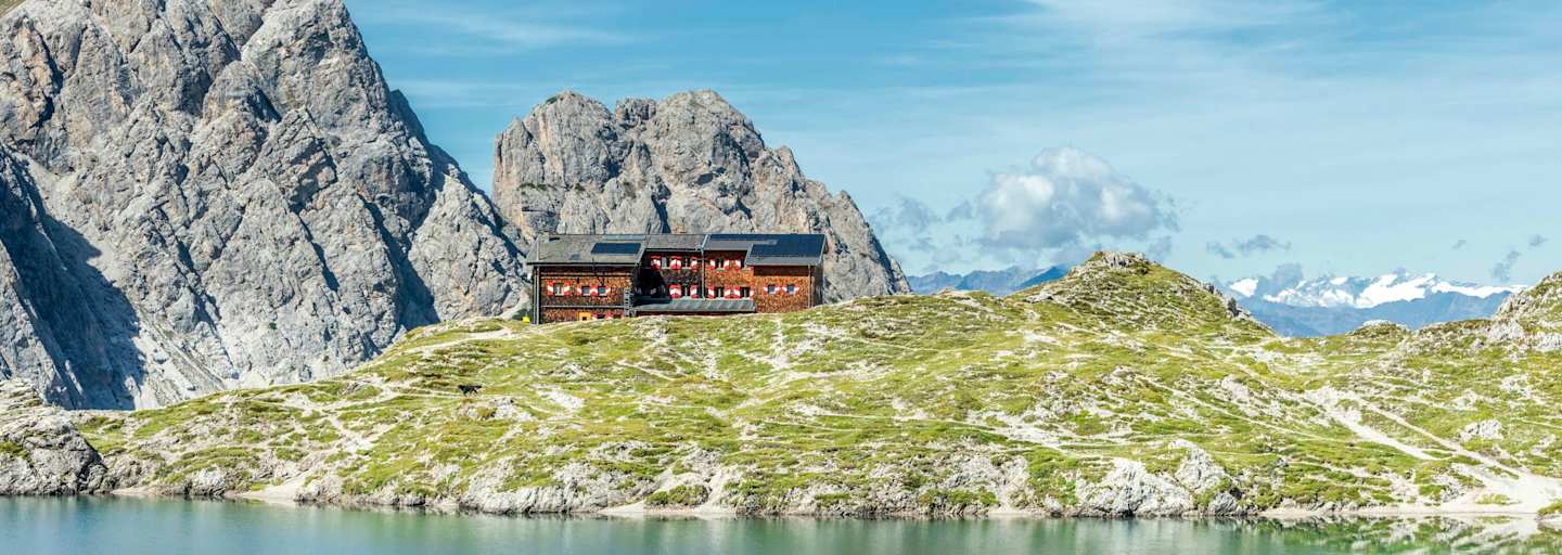 Die Karlsbader Hütte in Osttirol liegt direkt am malerischen Laserzsee