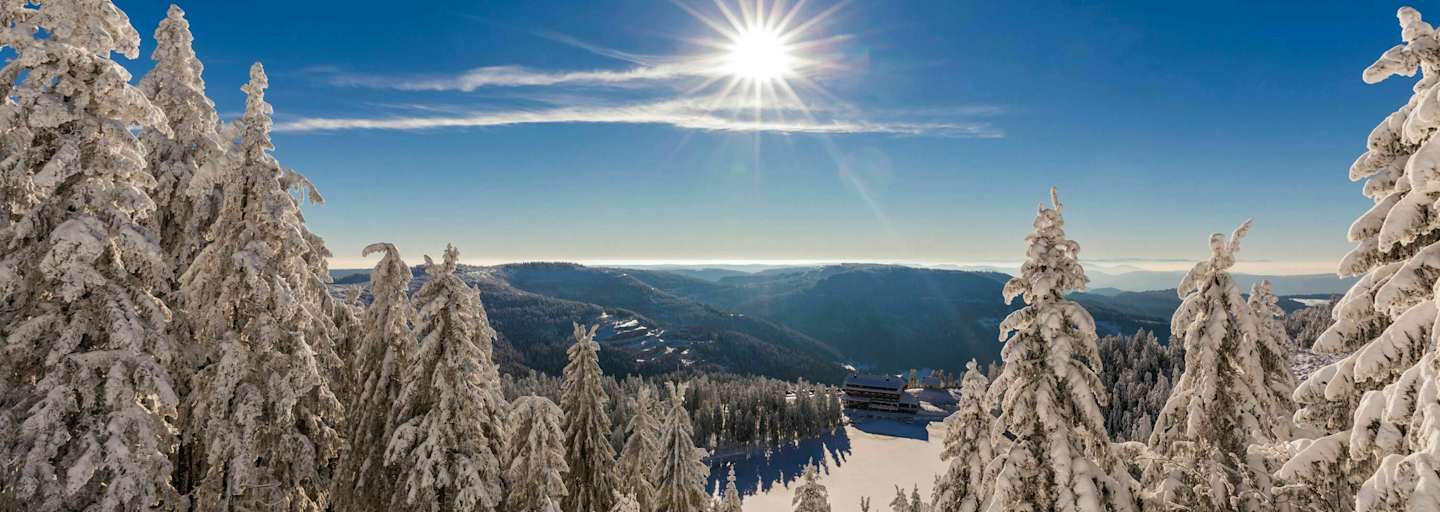 Ohne Sonne wäre eine Skitour zwar nur halb so schön, doch müssen wir uns vor der starken Strahlung auch schützen. Schwarzwald, Deutschland