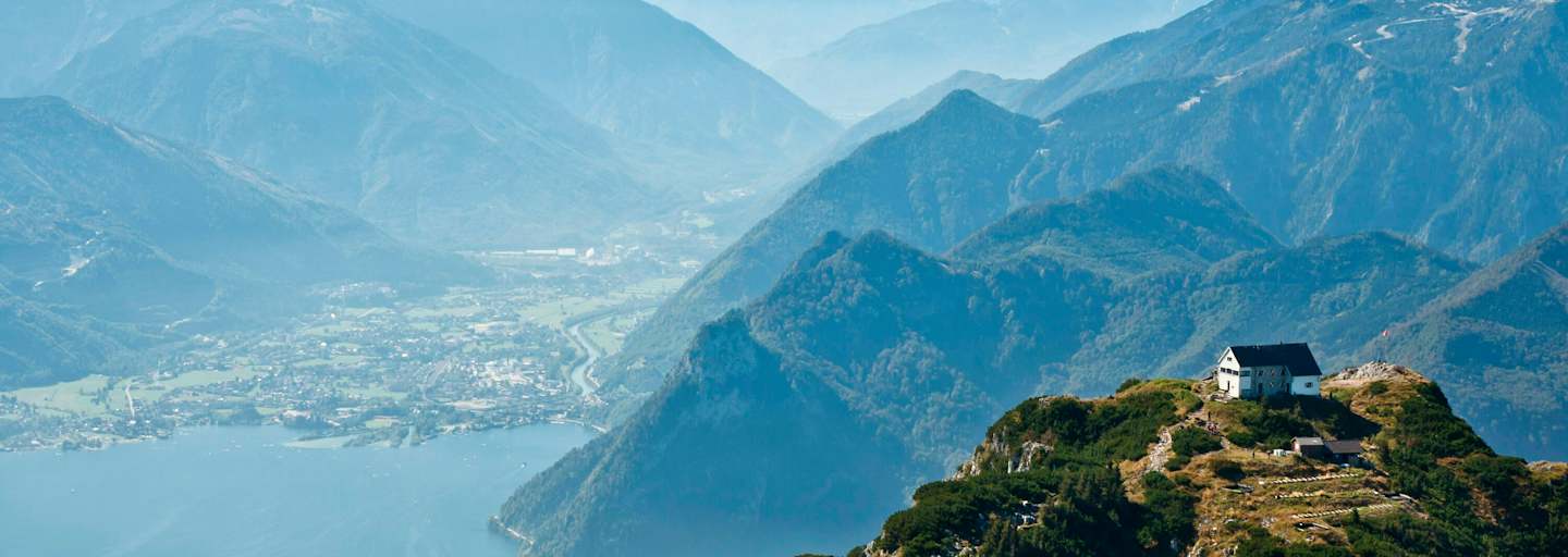 Gleich zweimal finden sich Wanderungen am Oberösterreichischen Traunsee unter den beliebtesten Touren im März auf Bergwelten.com