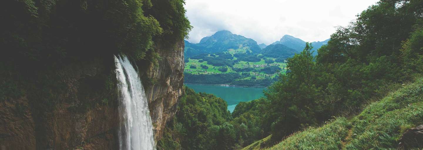 Die Seerenbachfälle, im Hintergrund der Walensee
