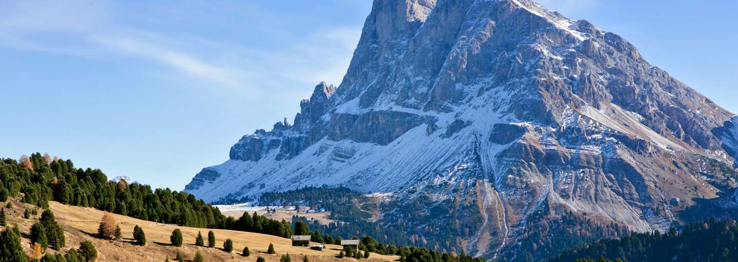 Die Schatzerhütte (2.004 m) in Südtirol mit Ausblick auf den Peitlerkofel