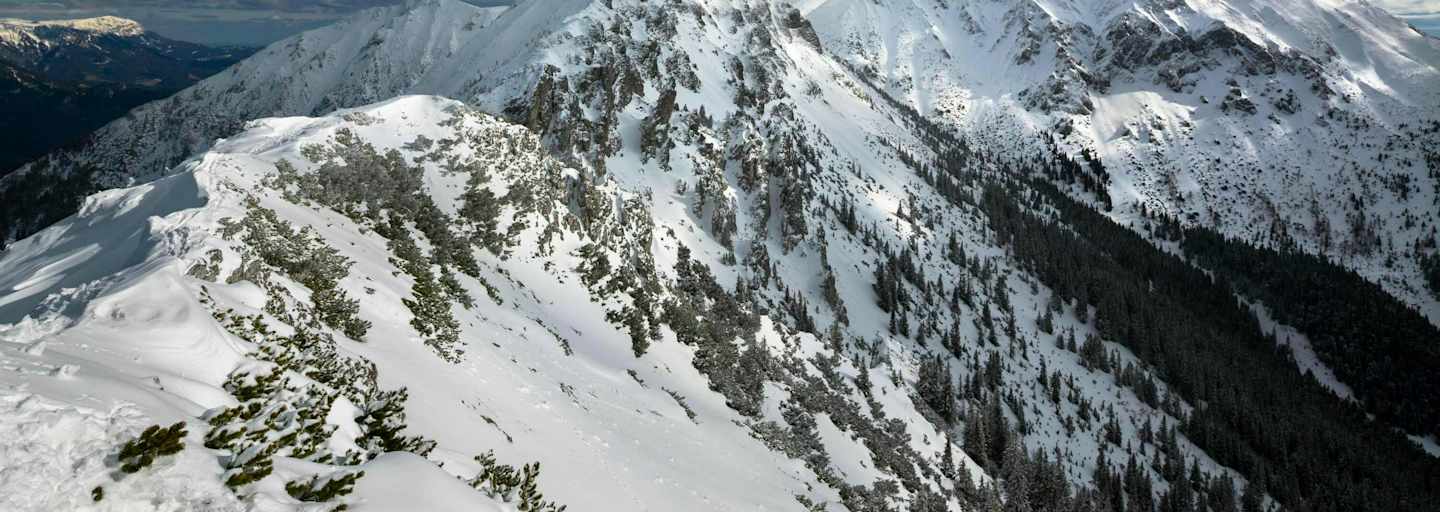 Aktuell herrschen traumhafte Skitourenbedingungen in den Mürzsteger Alpen in der Hochsteiermark, im Bild der Gipfel des Großen Wildkamm und der Hohen Veitsch (rechts) 