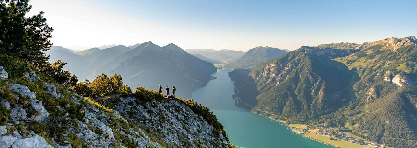 Blick auf den Achensee und die 2.085 m hohe Seebergspitze (links) vom Bärenkopf aus